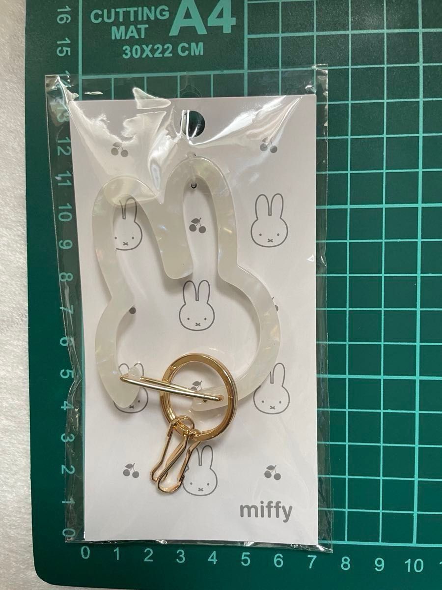 キーホルダー MIFFY  DIE CUT アクリル　カラビナチャーム　ホワイト系　1個　定価1,980円　品薄　完売商品