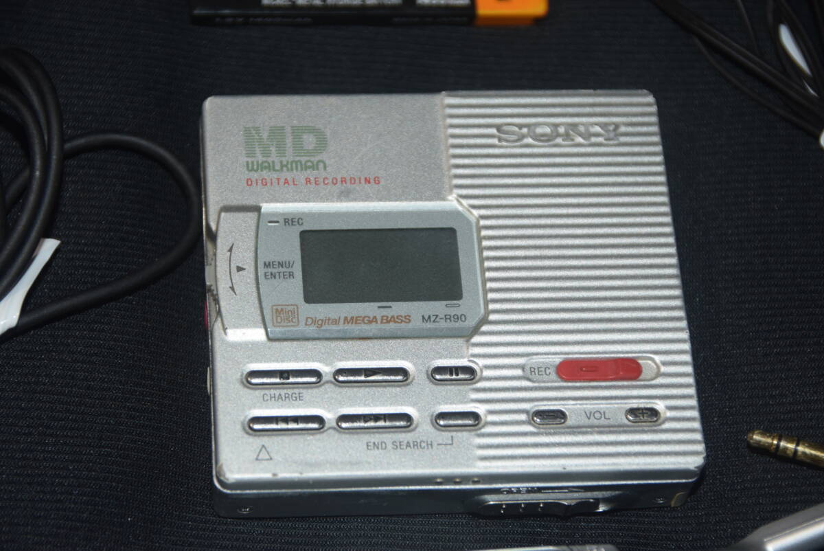 ソニー(SONY) ポータブルMDプレーヤー シルバー MDLP対応 録音再生 MZ-R90　　　（７）_画像3