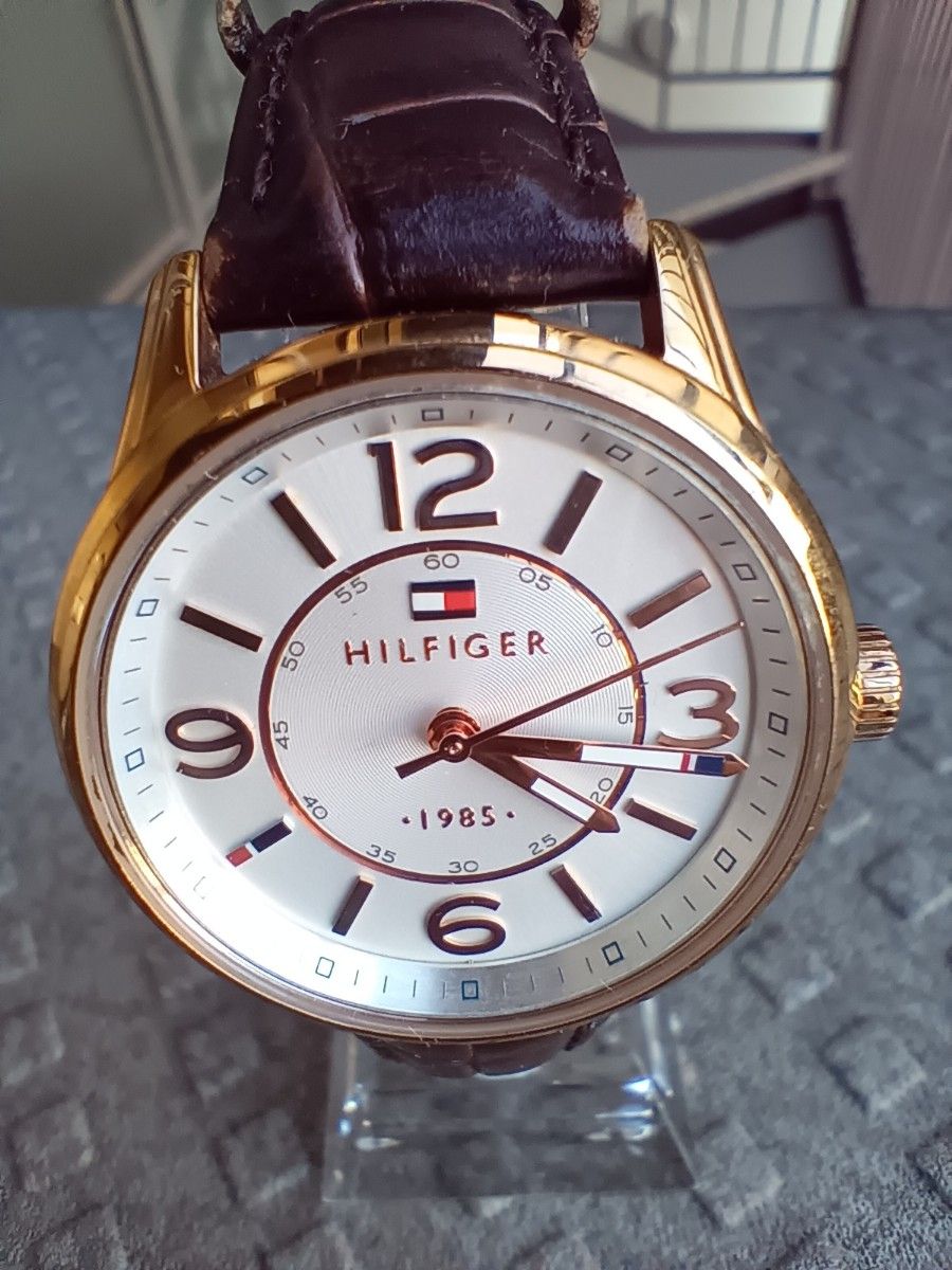 稼働良品 「Tommyヒルフィガー　レディース」腕時計（新品電池+透明時計スタンド）
