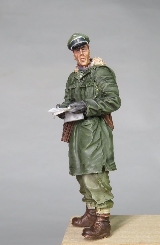 ハリコフのドイツ兵地図持つ士官1/35レジンキットフィギュア塗装済み完成品一体_画像6