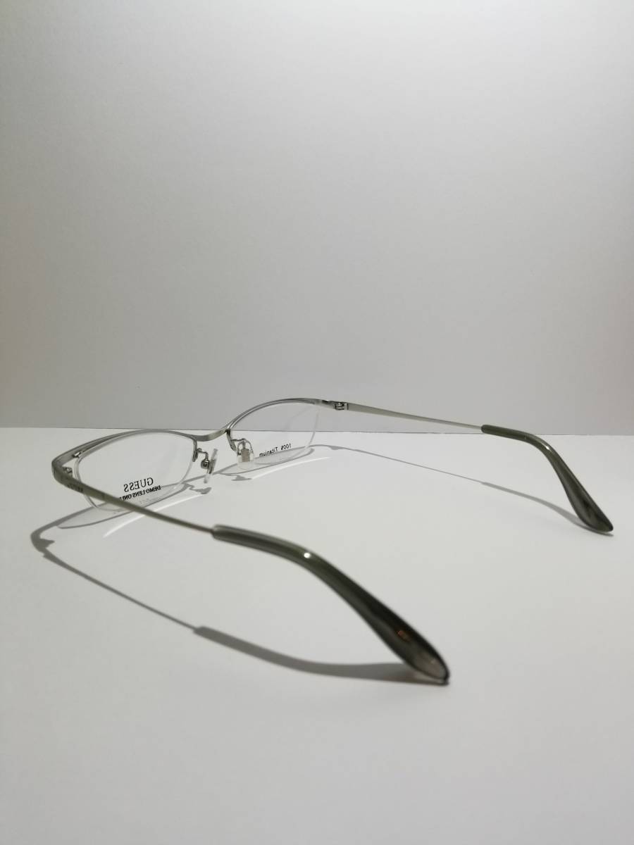 未使用 眼鏡 メガネフレーム GUESS 100%チタン GU8040 LGRY 軽量 金属フレーム ハーフリム 男性 女性 メンズ レディース 52口18-140 V-5_画像5