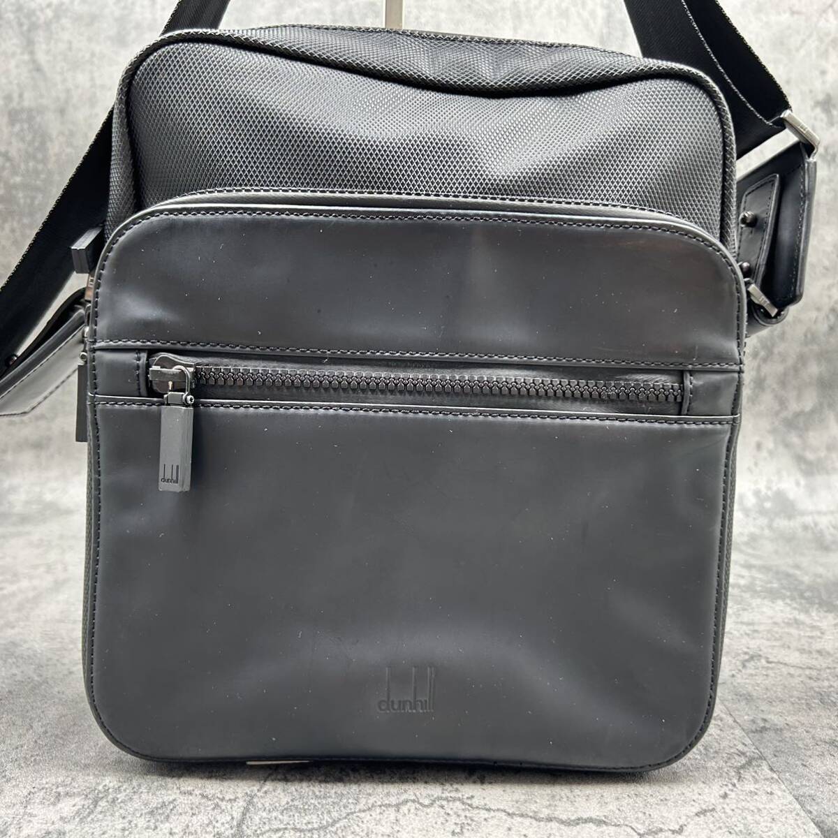 極美品●ダンヒル dunhill ショルダーバッグ クロスボディ サコッシュ 斜め掛け PVC×レザー 黒 ブラック 撥水加工 ロゴベルト メンズ_画像2