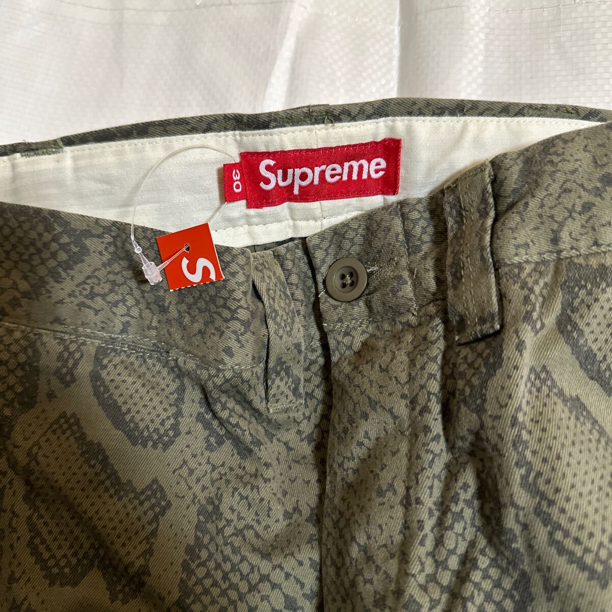 新品】 30 24SS Supreme Snake Print Chino Pant Olive 新品】 30 24SS Supreme Snake Print Chino Pant Olive
