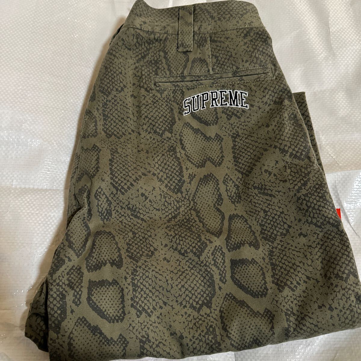 新品】 30 24SS Supreme Snake Print Chino Pant Olive 新品】 30 24SS Supreme Snake Print Chino Pant Olive