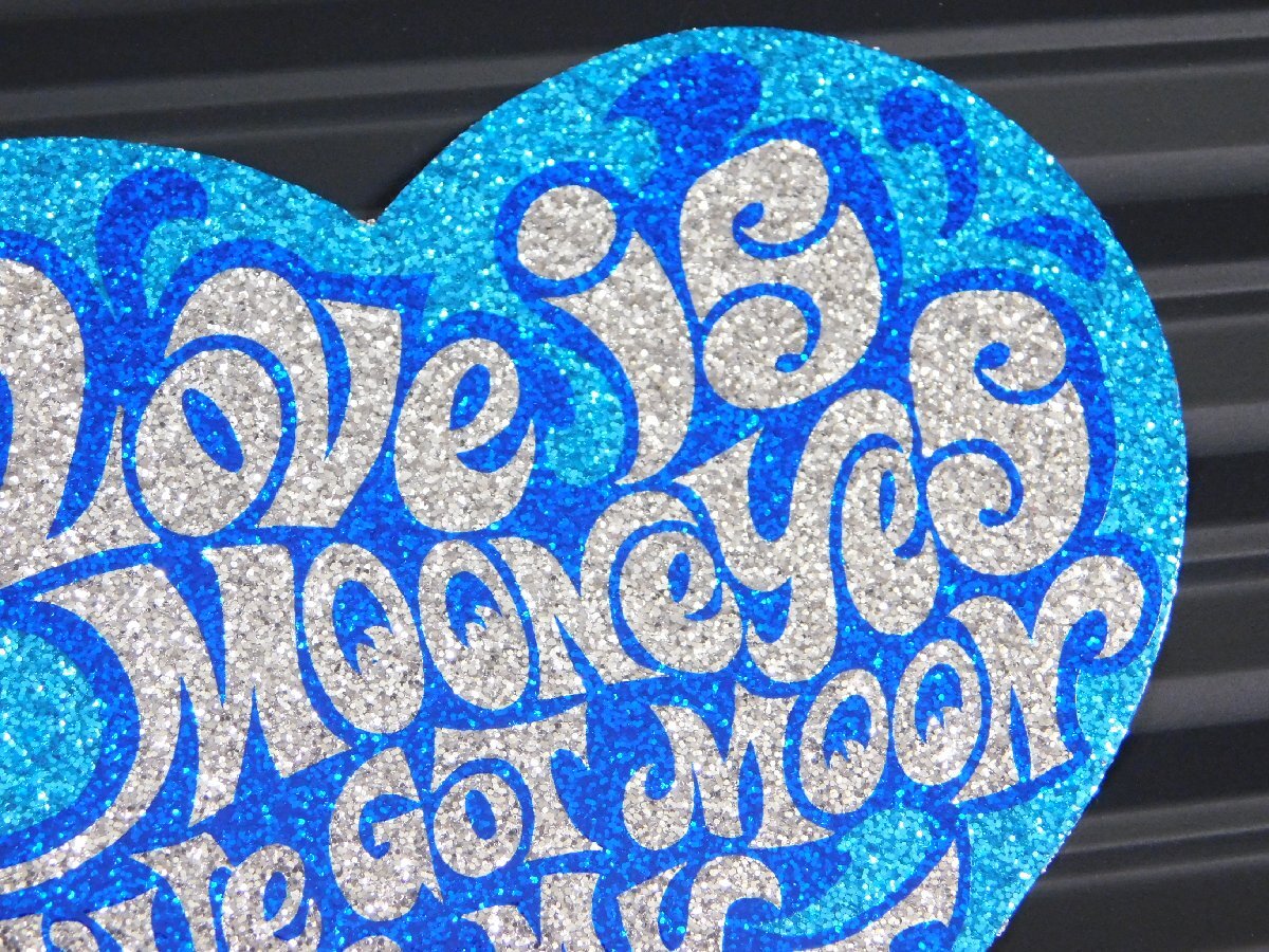 【MOONEYES・ムーンアイズ】※《Love is MOONEYESステッカー・ブルー》　メタルフレーク　(品番DM080BL)_ゴージャスなメタルフレーク仕様