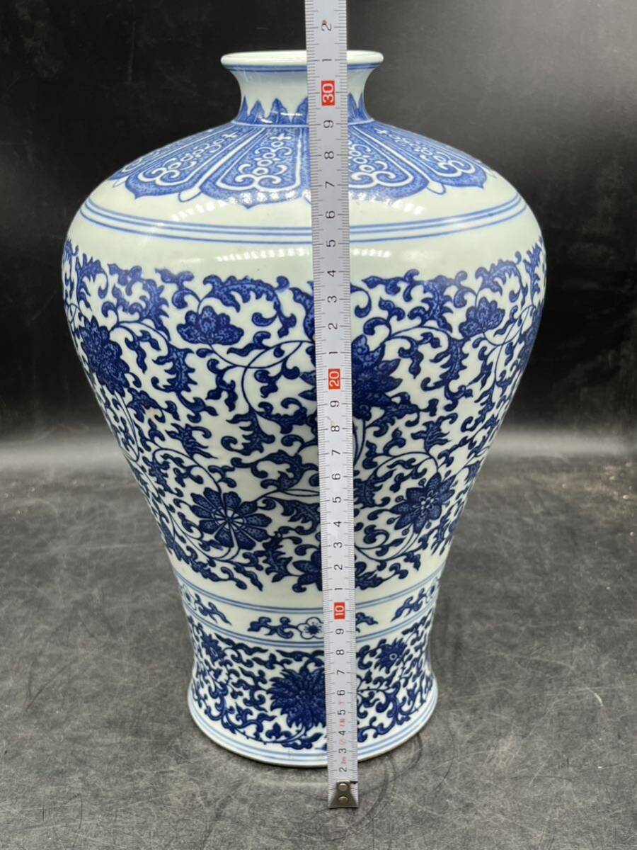 r605102 中国古玩 花瓶 時代物 染付　中国美術 唐草紋　在銘　花器 壺 _画像7