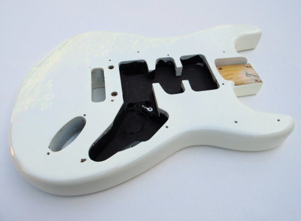 Squier　スクワイアー　ストラトボディ　Olympic White　2010年製Squier by Fender Deluxe Hot Rails Strat_ピックガードは11点止めに対応します