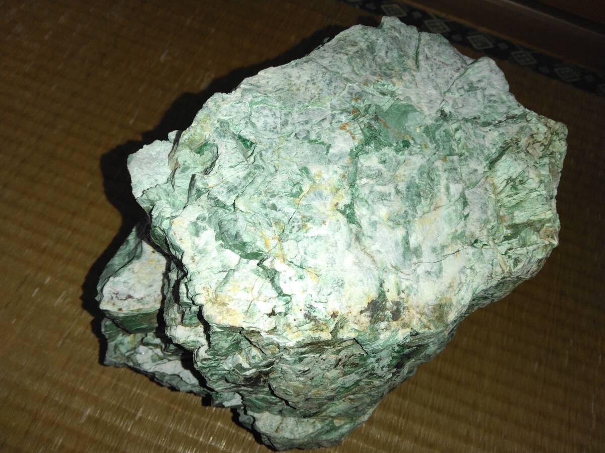 特大　緑色の石　天然石　恐らく緑泥石　翡翠っぽい石　パワーストーン　鉱石　岩石_画像3
