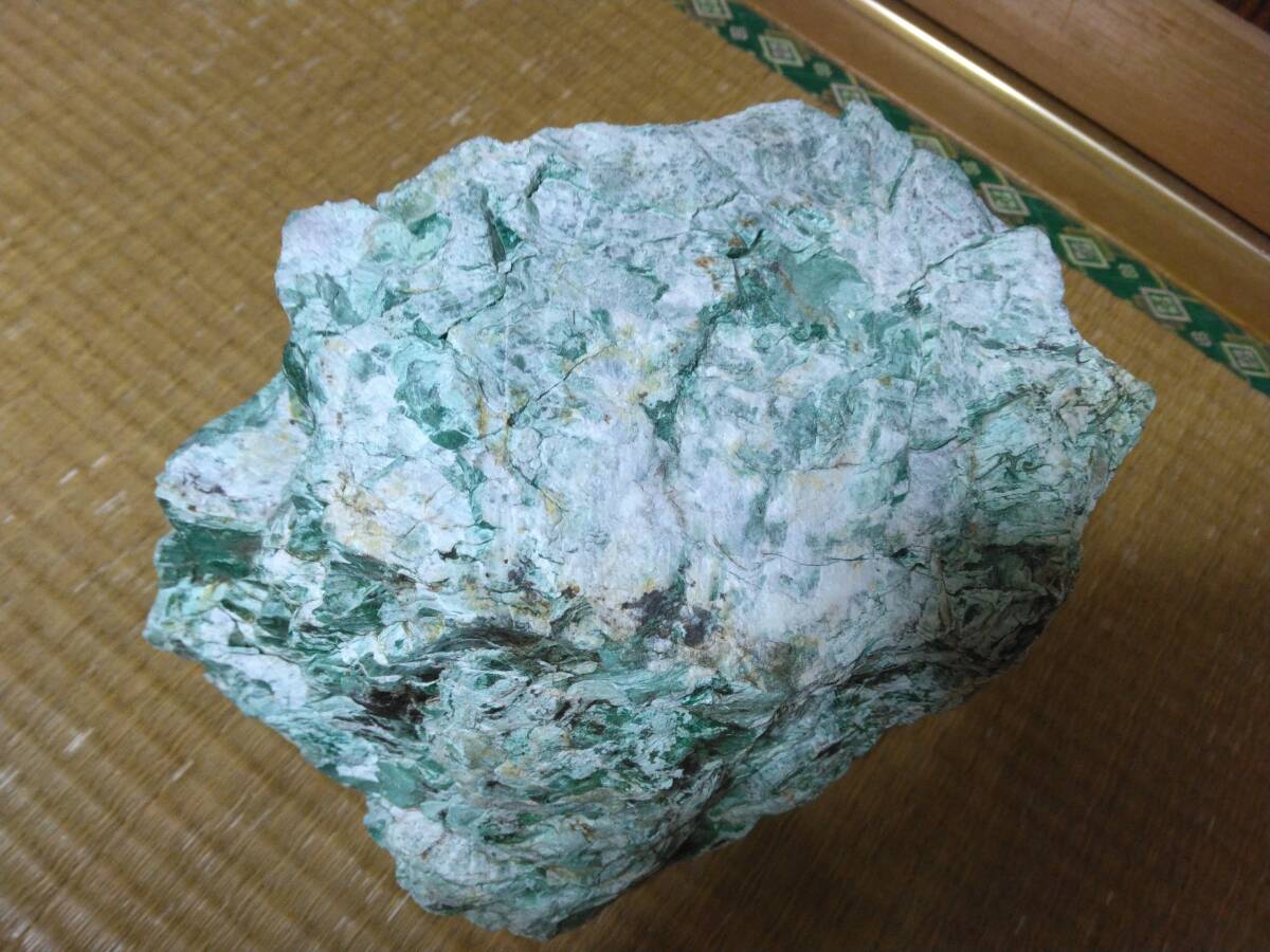 特大　緑色の石　天然石　恐らく緑泥石　翡翠っぽい石　パワーストーン　鉱石　岩石_画像4
