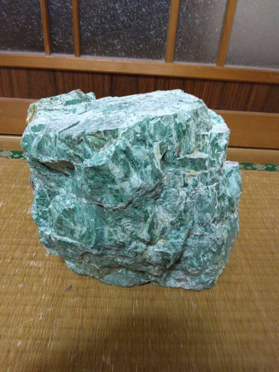 特大　緑色の石　天然石　恐らく緑泥石　翡翠っぽい石　パワーストーン　鉱石　岩石_画像5