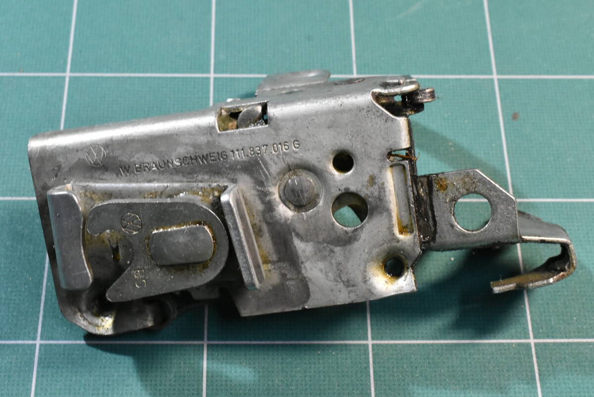 Qm701 【コレクター保管品】ORIG VW Beetle Door lock Mechanism Right 空冷 ワーゲン ビートル 純正 ドア ロック 111 837 016 F 60size_画像1