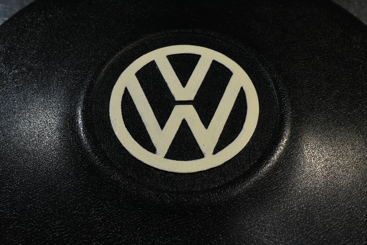 Qm707 【コレクター保管品】ドイツ製 VW純正 ホイールキャップ VW vintage BLACK Hubcap 空冷 ビートル T-1 当時モノ レーシング 60size_画像2