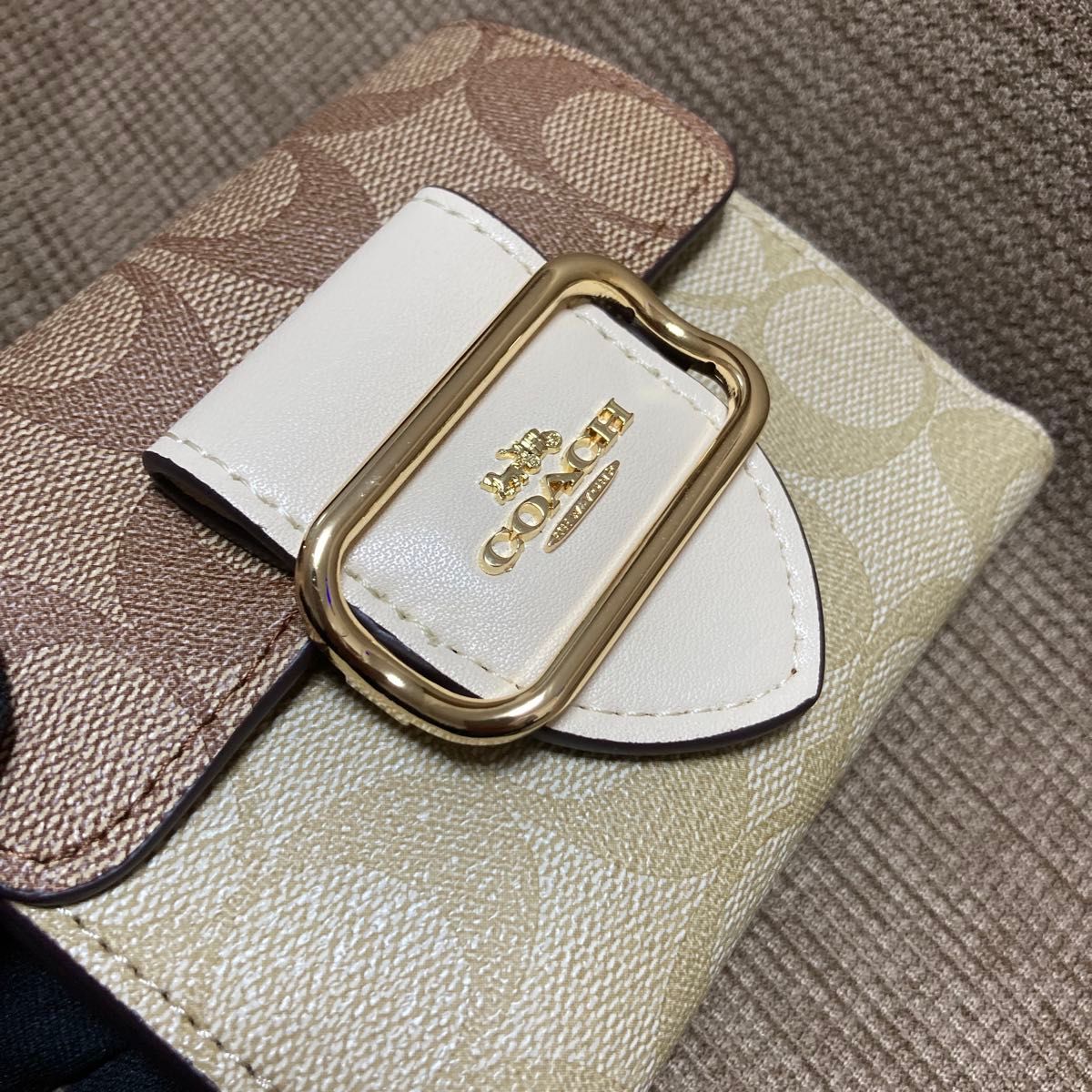 新品三つ折り財布ゴールドスクエアバックルシグネチャーベージュホワイトブラウンcoach