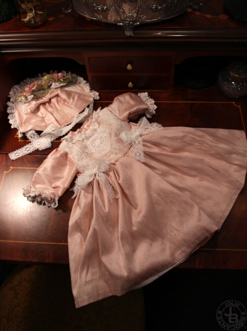 古い素材を使った手作りドールドレス＆ボンネット　シルク　ピンク　着丈45cm_画像1