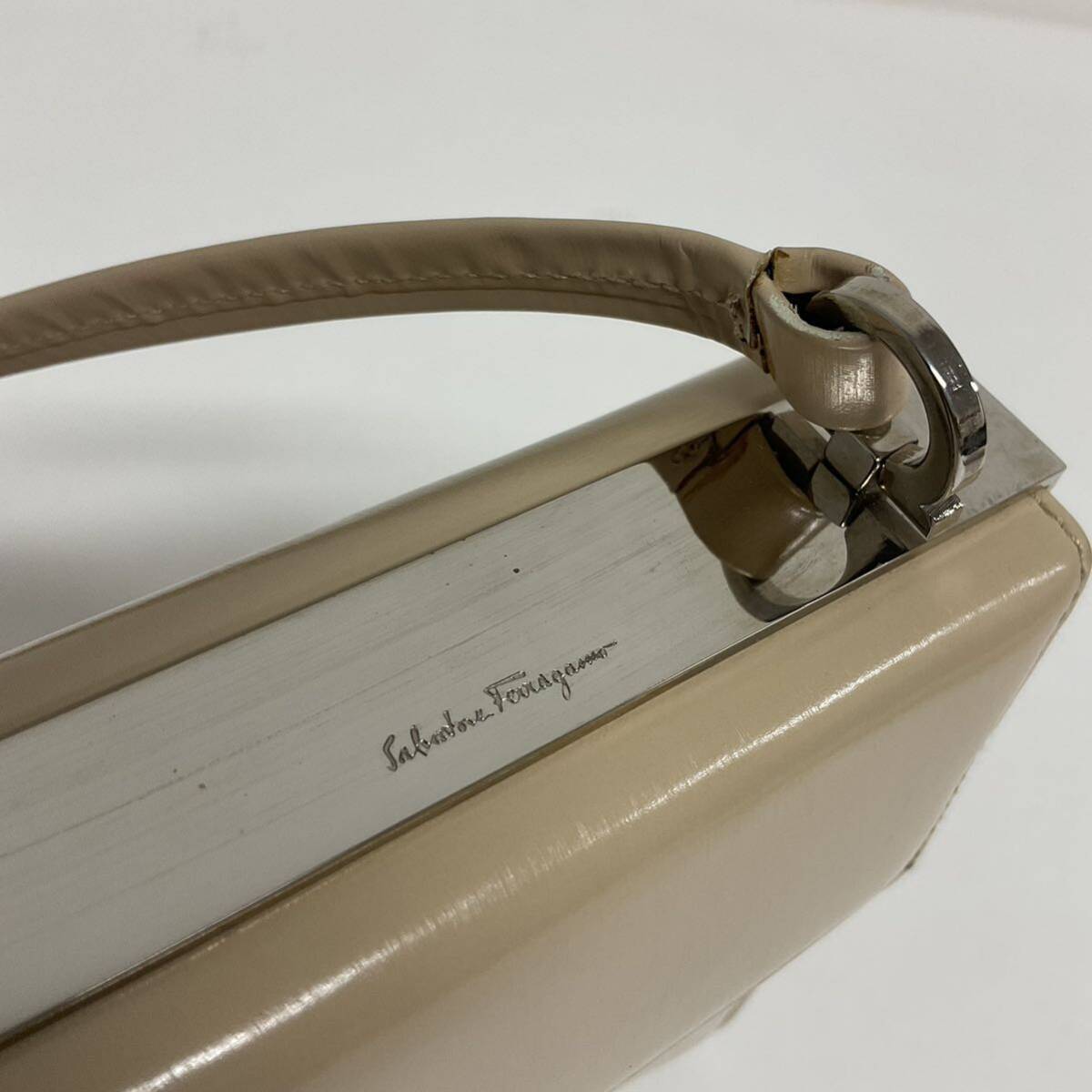 営AD779-60◆ salvatore Ferragamo／サルヴァトーレフェラガモ ベージュ シルバー金具 ショルダーバッグ AF-21 9204_画像3