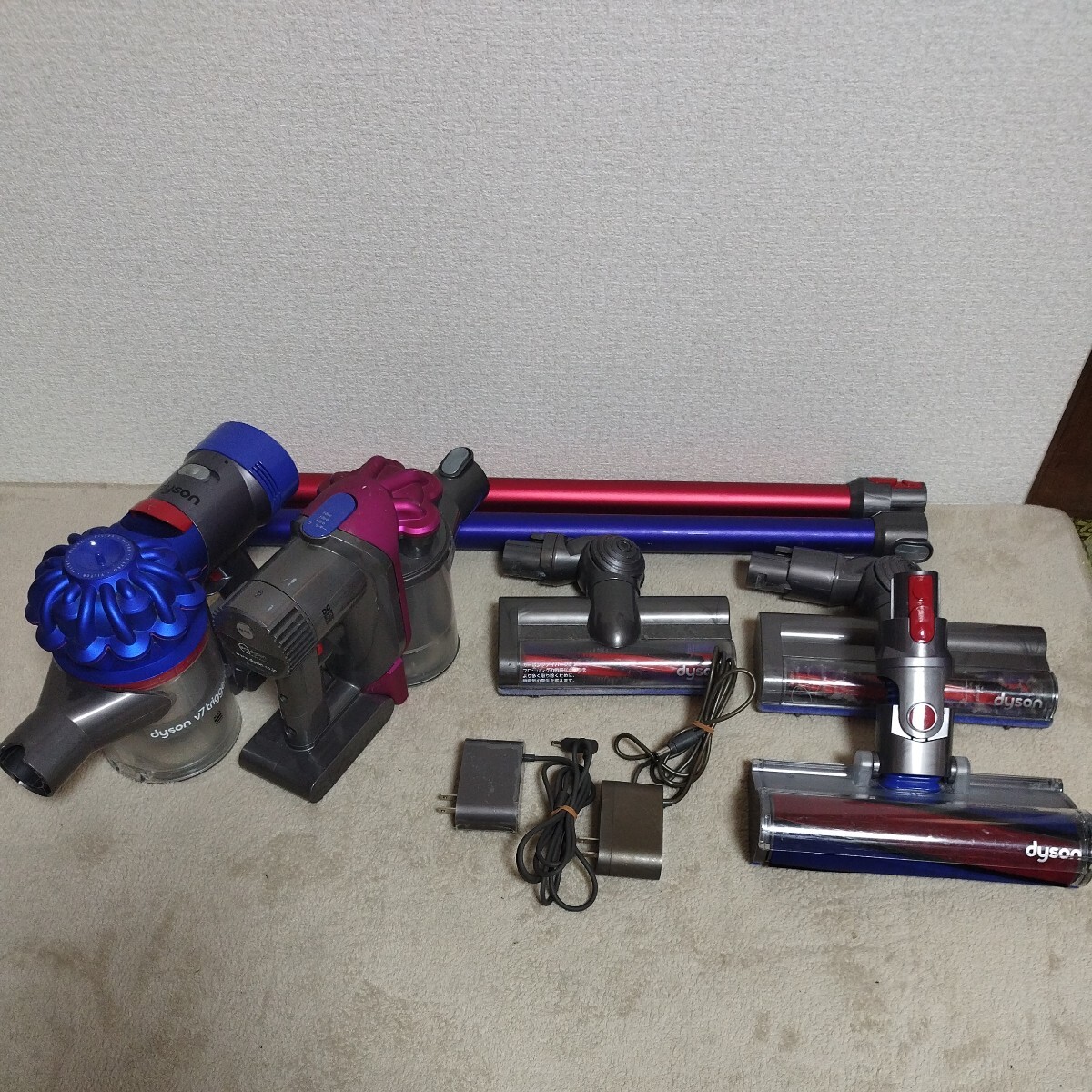 dyson ダイソン コードレスクリーナーDC35 HH11 掃除機 サイクロンコードレスクリーナー ジャンク品_画像1