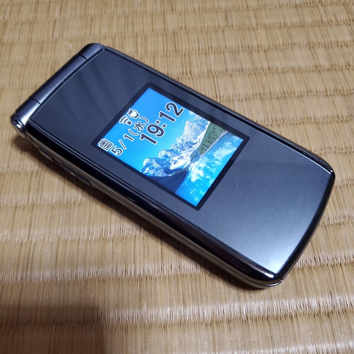 中古品　docomo　らくらくホン7　F-09B(ダークシルバー)　電池2個付き_画像4