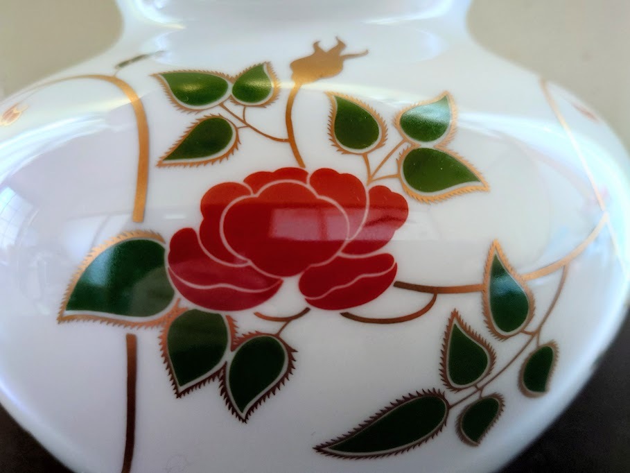 大倉陶園 金彩白磁 ツル薔薇唐草模様 花瓶|Yahoo!フリマ(旧 大倉陶園 金彩白磁 ツル薔薇唐草模様 花瓶|Yahoo!フリマ(旧