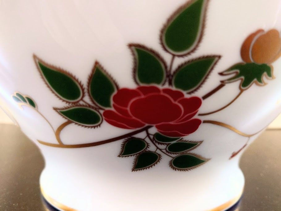 大倉陶園 金彩白磁 ツル薔薇唐草模様 花瓶|Yahoo!フリマ(旧 大倉陶園 金彩白磁 ツル薔薇唐草模様 花瓶|Yahoo!フリマ(旧