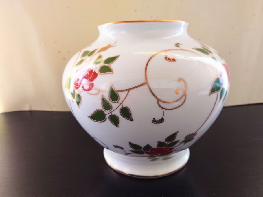 大倉陶園 金彩白磁 ツル薔薇唐草模様 花瓶|Yahoo!フリマ(旧 大倉陶園 金彩白磁 ツル薔薇唐草模様 花瓶|Yahoo!フリマ(旧