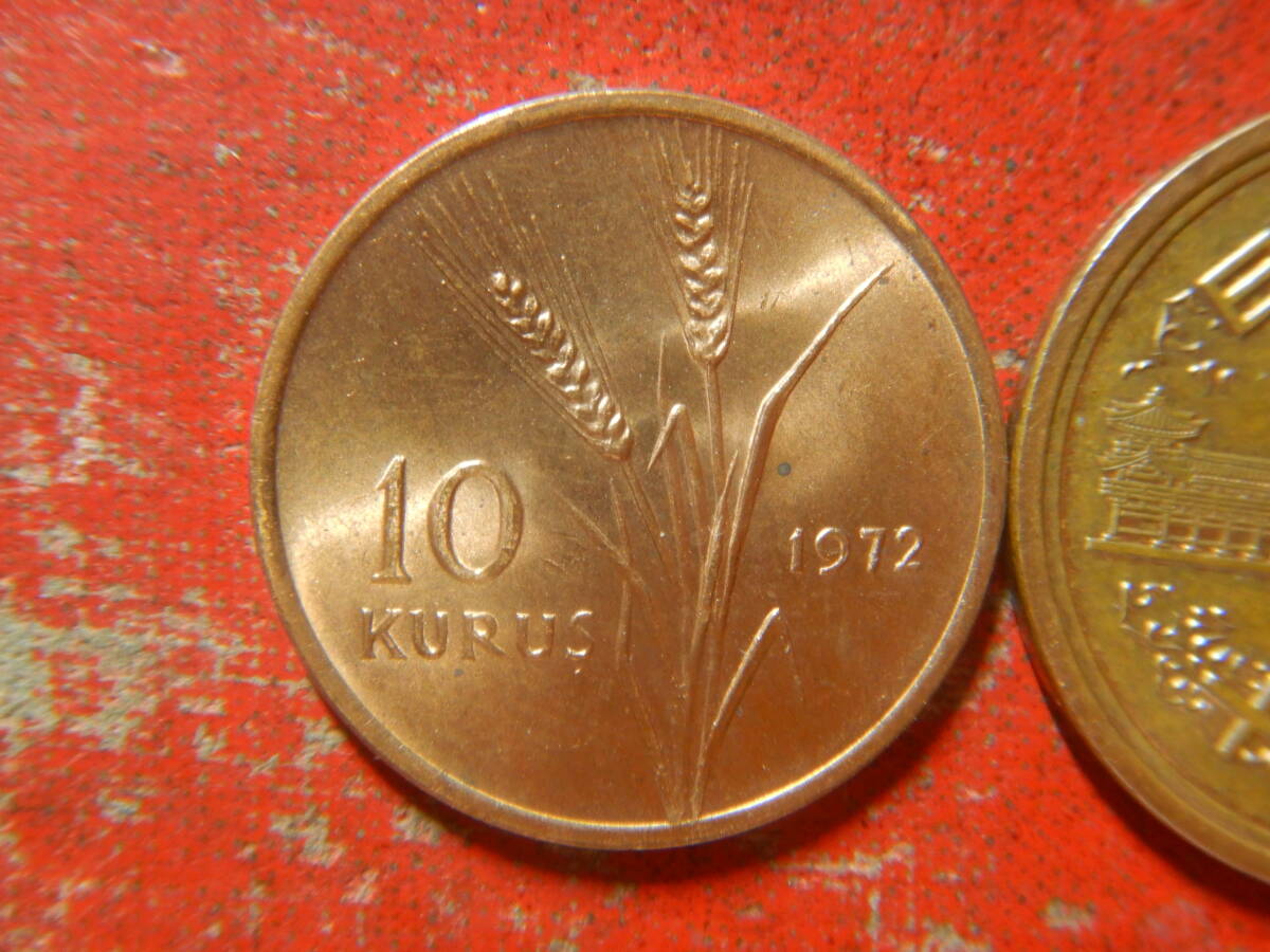 外国・トルコ／１０クルス青銅貨：トラクターに乗るケマル＝アタチュルク（1972年）　240511_画像2