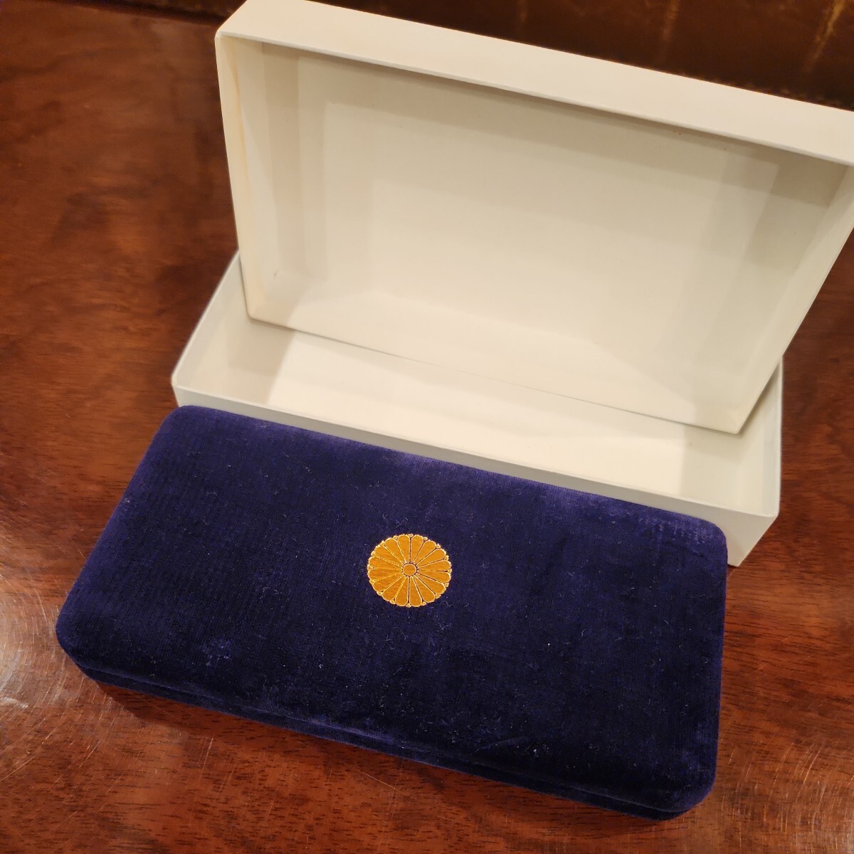 天皇陛下御在位60年記念 昭和61年 10万円金貨 1万円銀貨 500円白銅貨 ケース 箱入り_画像9