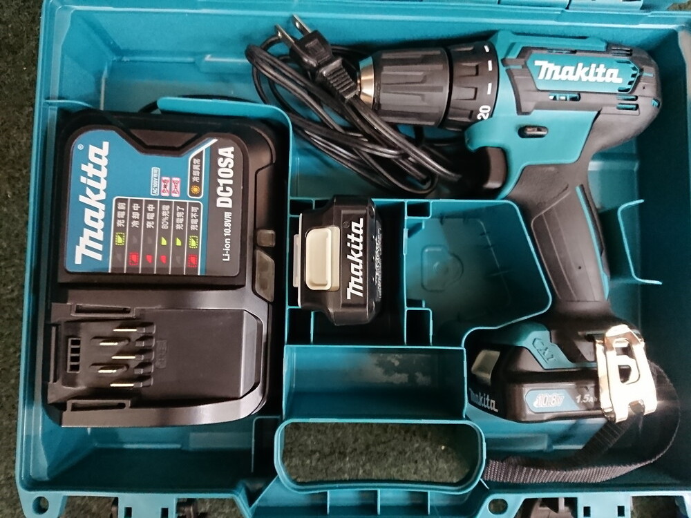 中古 Makita マキタ 10.8V 充電式ドライバドリル バッテリー×2ヶ付セット DF333DSHX_画像1