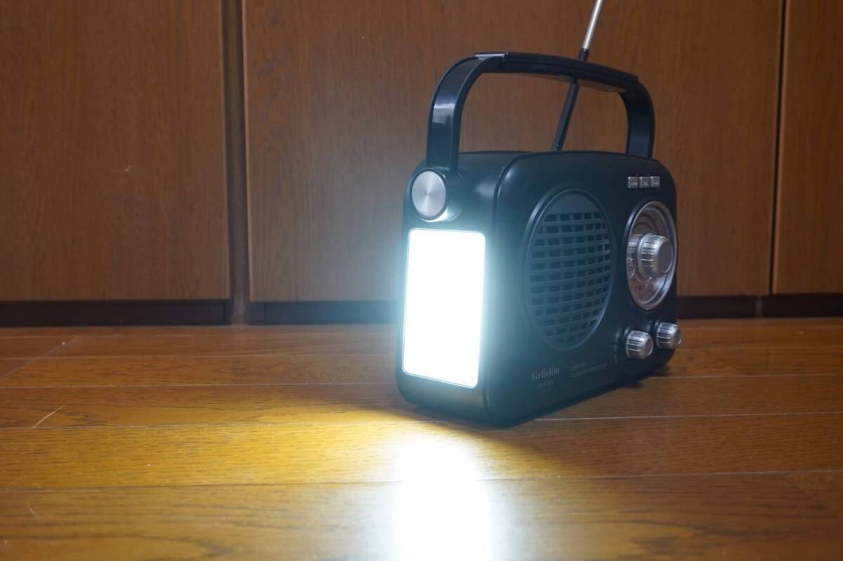 充電式ポータブルラジオと懐中電灯の便利な2-in-1デバイス