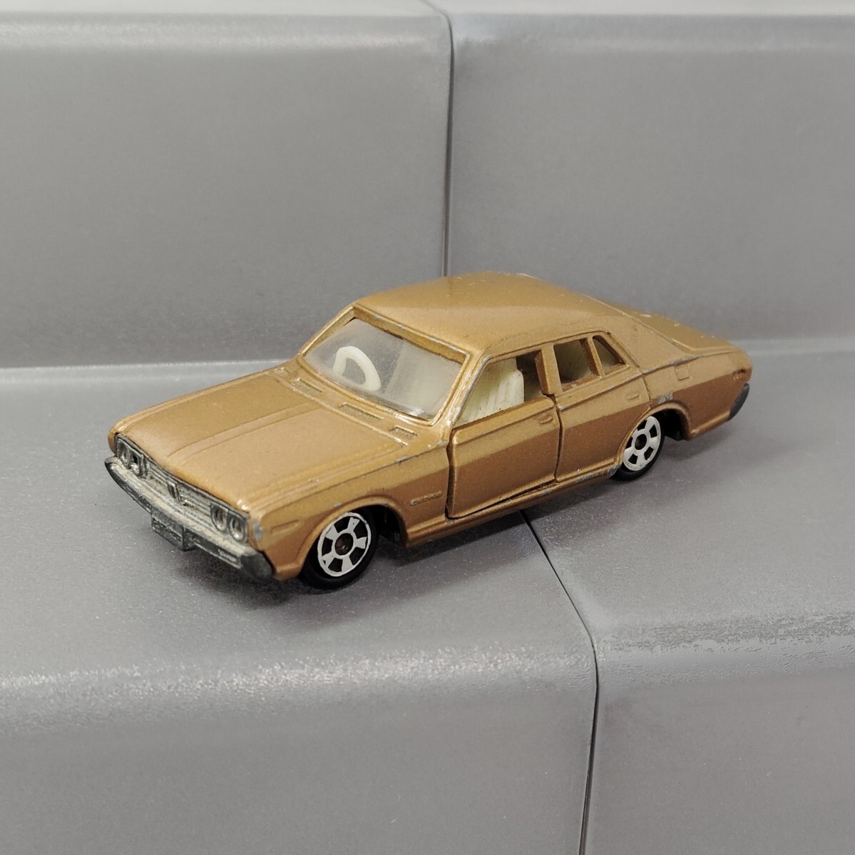 香港トミカ 日産 セドリック 230系 Made in Hong kong Nissan cedric 香港製 トミー　トミカ tomica　 No.33 1/65 黒箱トミカ 1円〜 051001_画像1