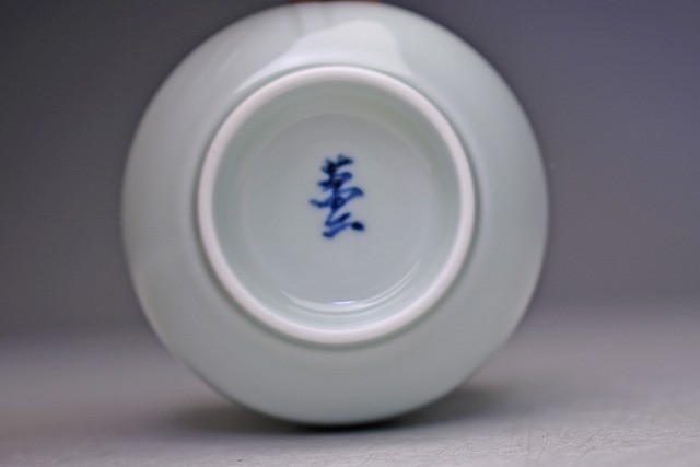  Inoue . two kiln * blue white porcelain . carving writing hot water .* also box * human national treasure * potter's wheel. name hand * Arita . Imari .*