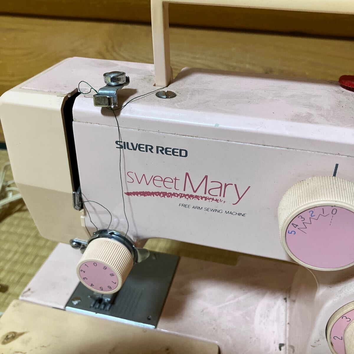 【E/8023】 швейная машина  SILVER REED sweet Mary SS100   серебристый ... ※ проверка включения произведена 