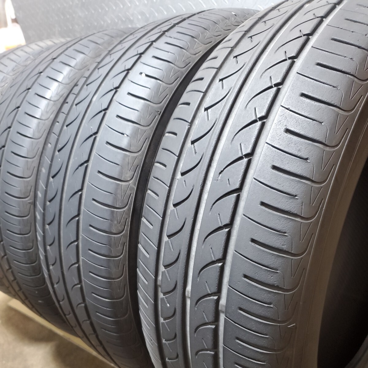 【人気商品】YOKOHAMA ヨコハマ BLUEARTH ブルアース AE01F 215/60R16 95H 23年製 ノーマルタイヤ4本 残溝約5ミリ W91_画像3