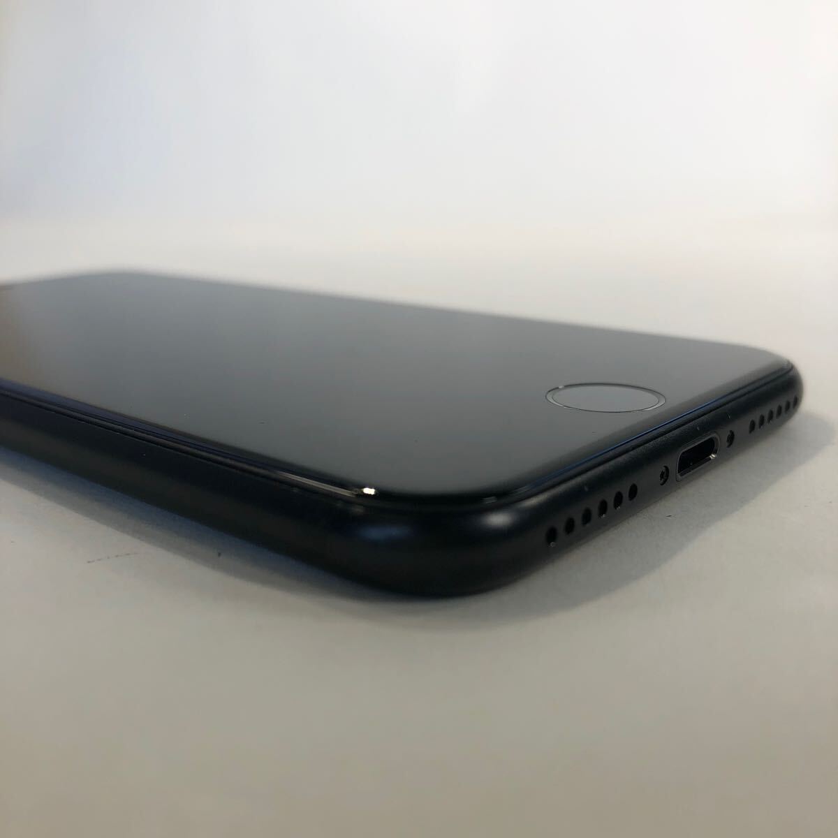 【2144】送料無料☆Apple☆iPhone SE第2世代64GB☆ブラック☆利用制限○☆SIMフリー☆バッテリー83%_画像3