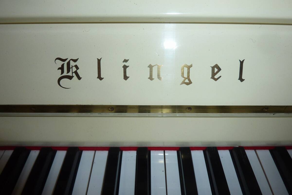 白　ホワイト　アイボリー　猫足　こってりリフレッシュ済　/トトロの家ピアノ工房_鍵盤抑えは可愛い赤色にしました