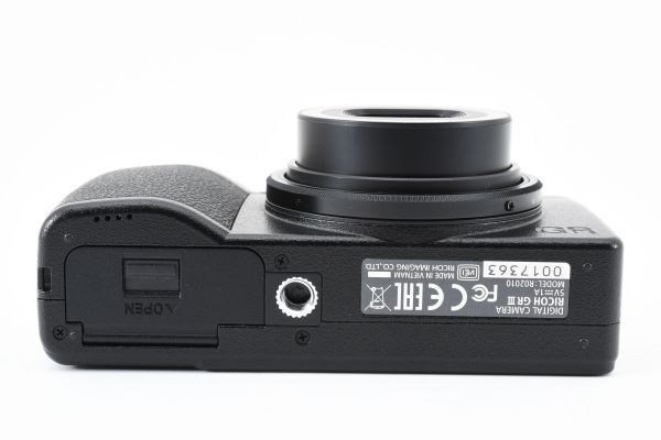 ■新品級■ RICOH リコー GR III デジタルカメラ APS-Cサイズ大型CMOSセンサー搭載 GRIII GR3 元箱付き 付属品多数_画像5