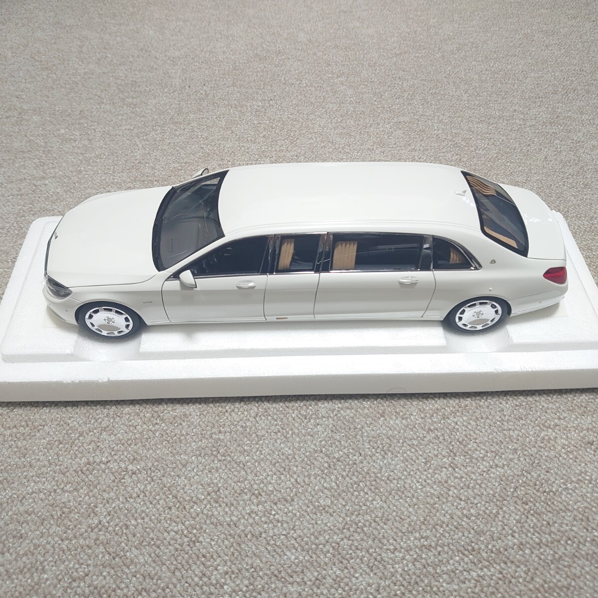 オートアート 1/18 メルセデスベンツ マイバッハ S600 プルマン ホワイト 76296 AUTOart MERCEDES MAYBACH PULLMANの画像4