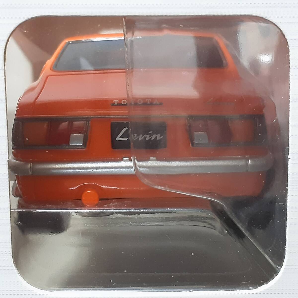 HOT WHeeLs s TOYOTA COROLLA LEVIN 1973 TE27型 トヨタ カローラ レビン ミニカー ドライブタウン プルバック オバフェン ホットウィール_TOYOTAとLEVINのロゴがはいっています。 