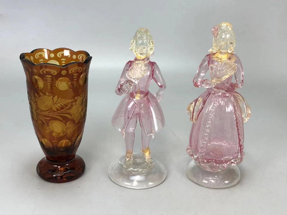 R0115Z9 BOHEMIA GLASS ボヘミアグラス 花瓶 人形置物2点 華道具 花入 花生 花器 縁起物 床置 ガラス工芸_画像2