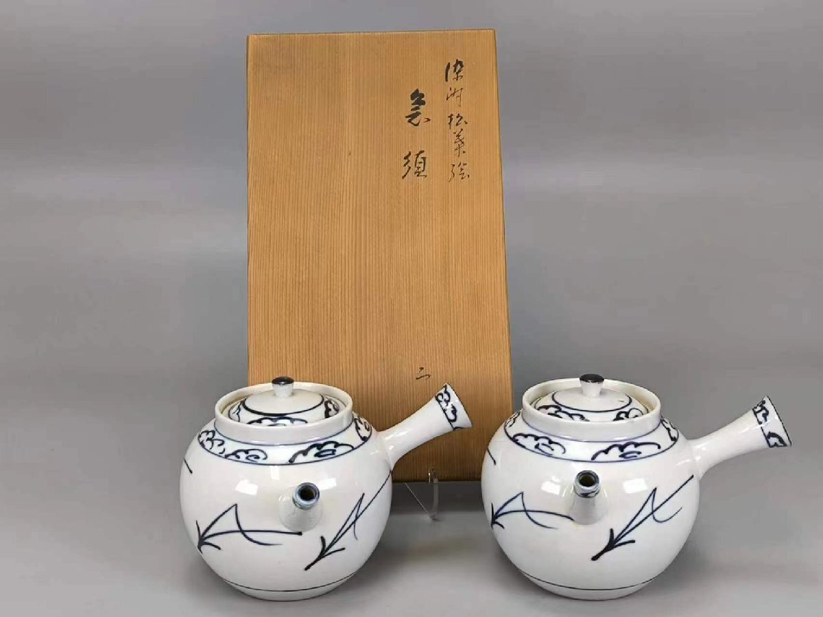 E0500B6 present fee Zengorou 10 7 fee Eiraku Zengorou work blue and white ceramics pine leaf . small teapot one . tea utensils . tea utensils width hand small teapot tea note tea utensils also box 