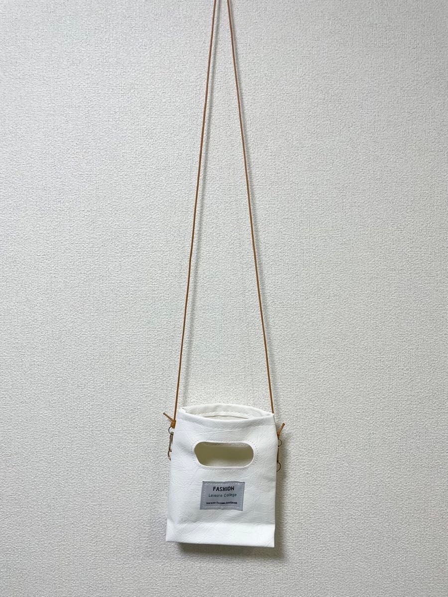 【ホワイト】クラフトペーパー風　ミニショルダーバッグ　ハンドバッグ　韓国　スマホケース　ミニバッグ　革　小さめ　スマホ入れ　