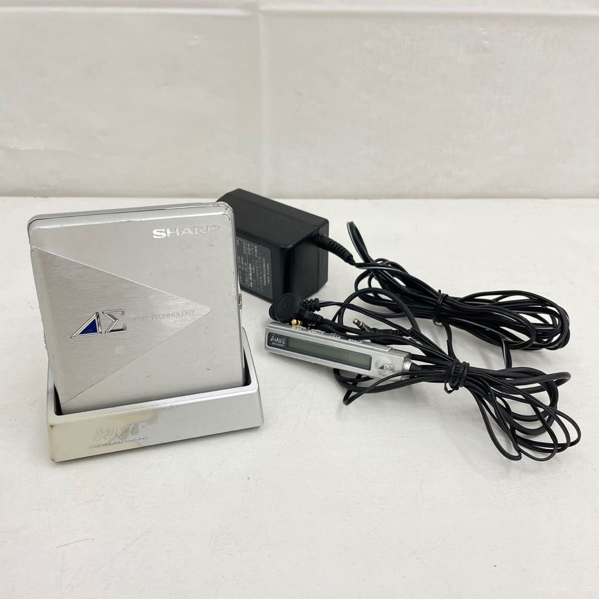 春242☆【ジャンク品】SHARP シャープ ポータブルMDプレーヤー MD-DS5-S シルバー リモコン付き 1-BIT PORTABLE MD PLAYER 音響機器 ☆_画像1