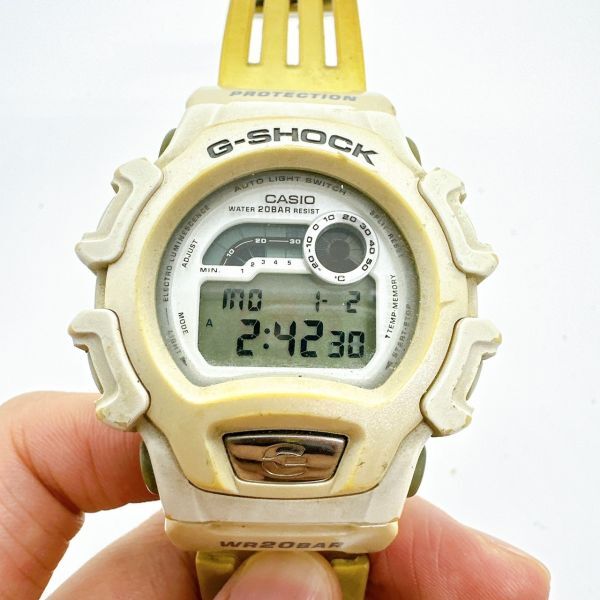 A2405-2-39 １円スタート クオーツ　稼働品　CASIO　カシオ　G-SHOCK　ジーショック　メンズ腕時計　ホワイト　DW-004_画像1