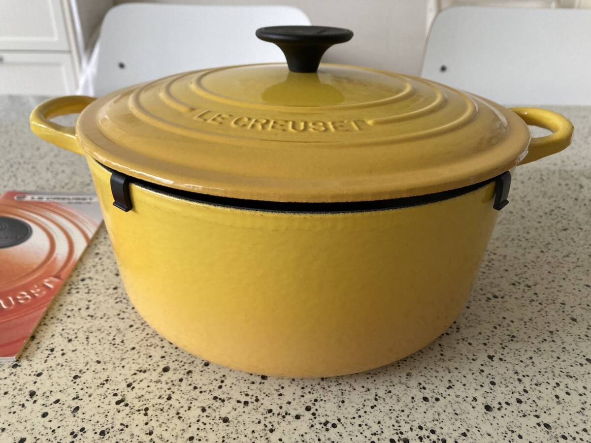 LE CREUSET ル・クルーゼ ココット・ロンド 24cm イエロー ホーロー 琺瑯 両手鍋 の画像2
