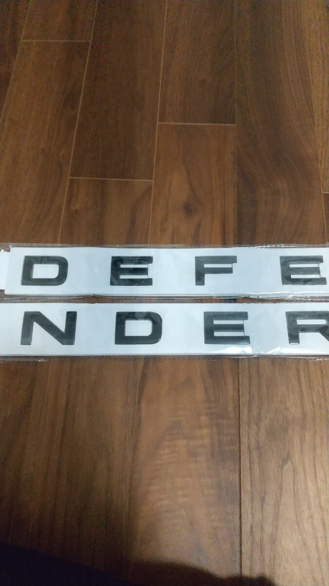 DEFENDER エンブレム フロント ツヤあり黒 ディフェンダー グロスブラック 前用 ランドローバー 2019年式以後_画像1