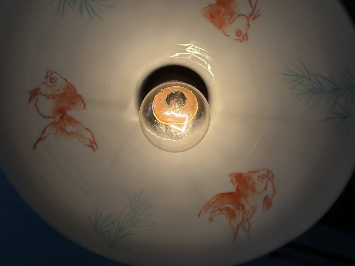 照明　ペンダントライト　ヴィンテージ　アンティーク　古道具　レトロ　ランプ　インテリア　時代物　昭和レトロ　金魚　乳白ガラス_画像2