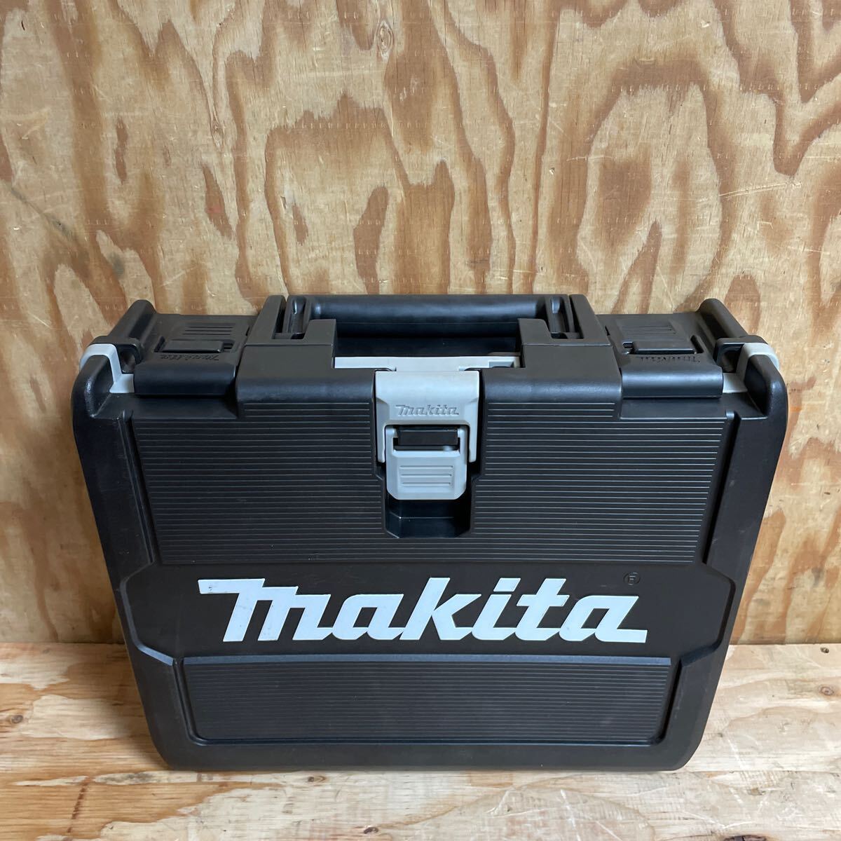 makita マキタ 充電式インパクトドライバー TD172DRGXB ブラック 黒 18V 6.0Ah バッテリー 2個 充電器 ケース付 中古品☆郵_画像10