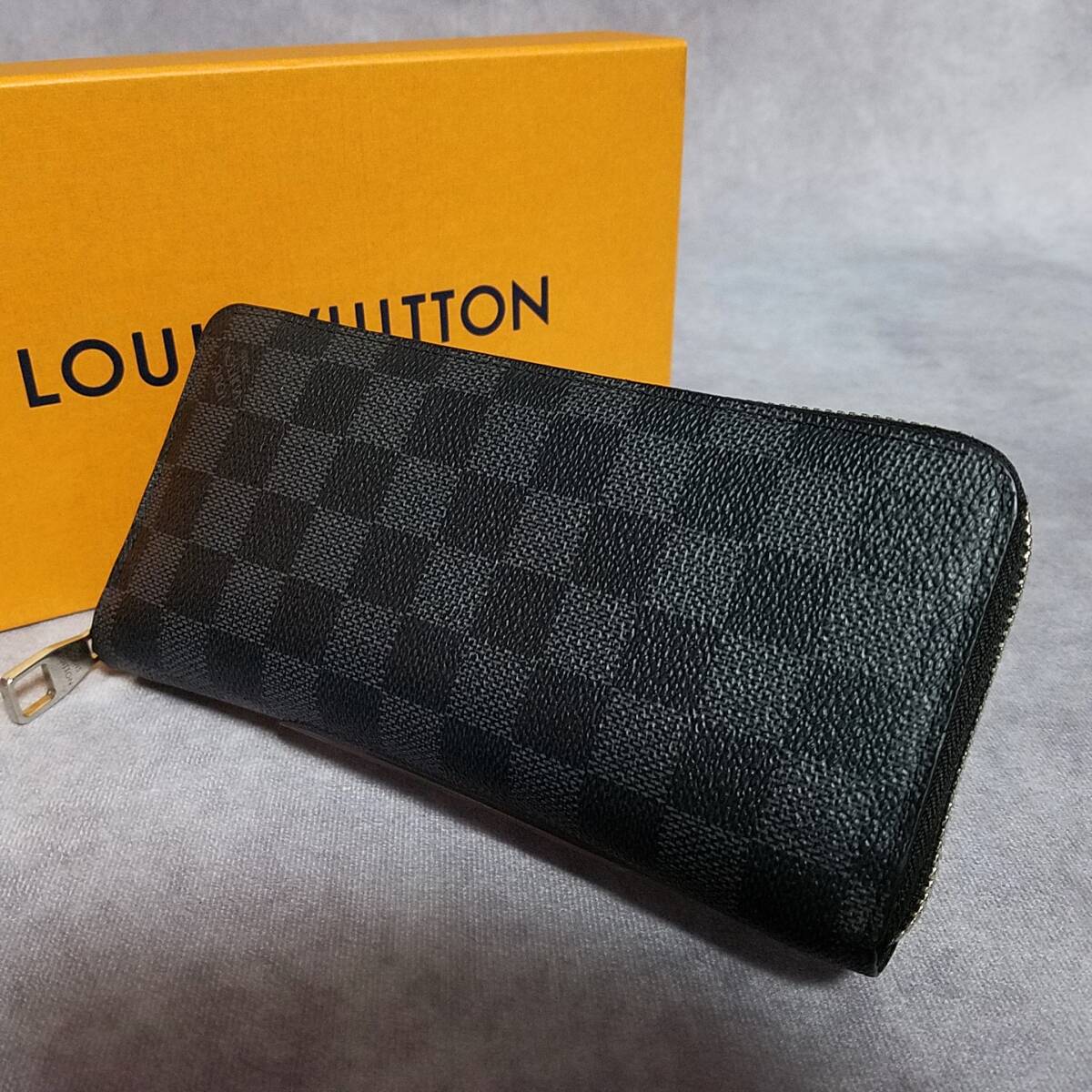 【良好　クリーニング済】　VUITTON　ルイヴィトン　ダミエ グラフィット　ヴェルティカル　ジッピーウォレット　ラウンドファスナー長財布_画像1