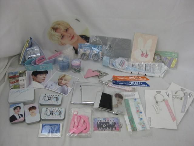 [ including in a package possible ] secondhand goods ..SEVENTEEN acrylic fiber key holder charm acrylic fiber stand etc. goods set 