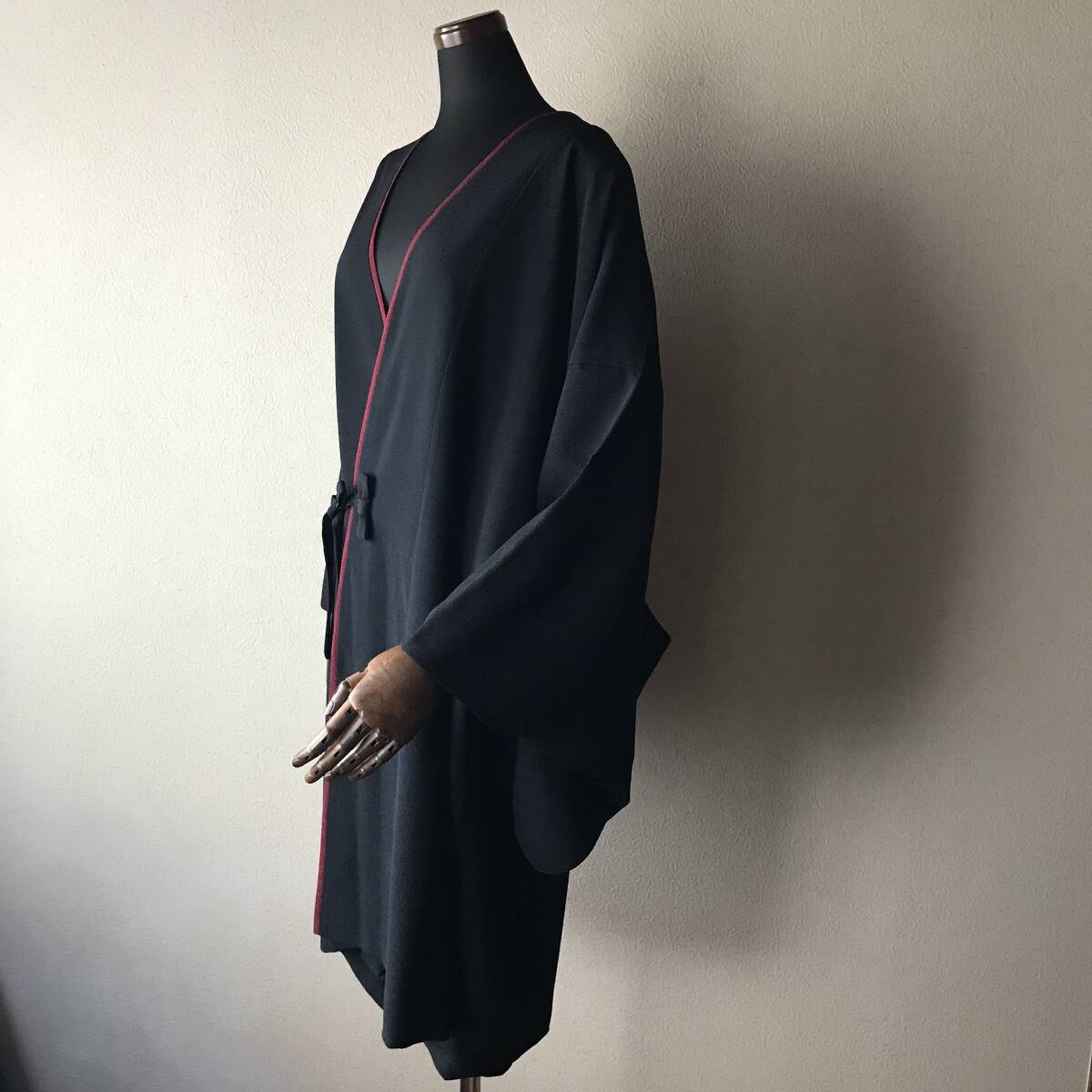  свободно размер. верхняя одежда * японский костюм пальто * чёрный . темно-красный цвет. линия . аккуратный . модный впечатление!* длина одежды 96.5* ширина 66