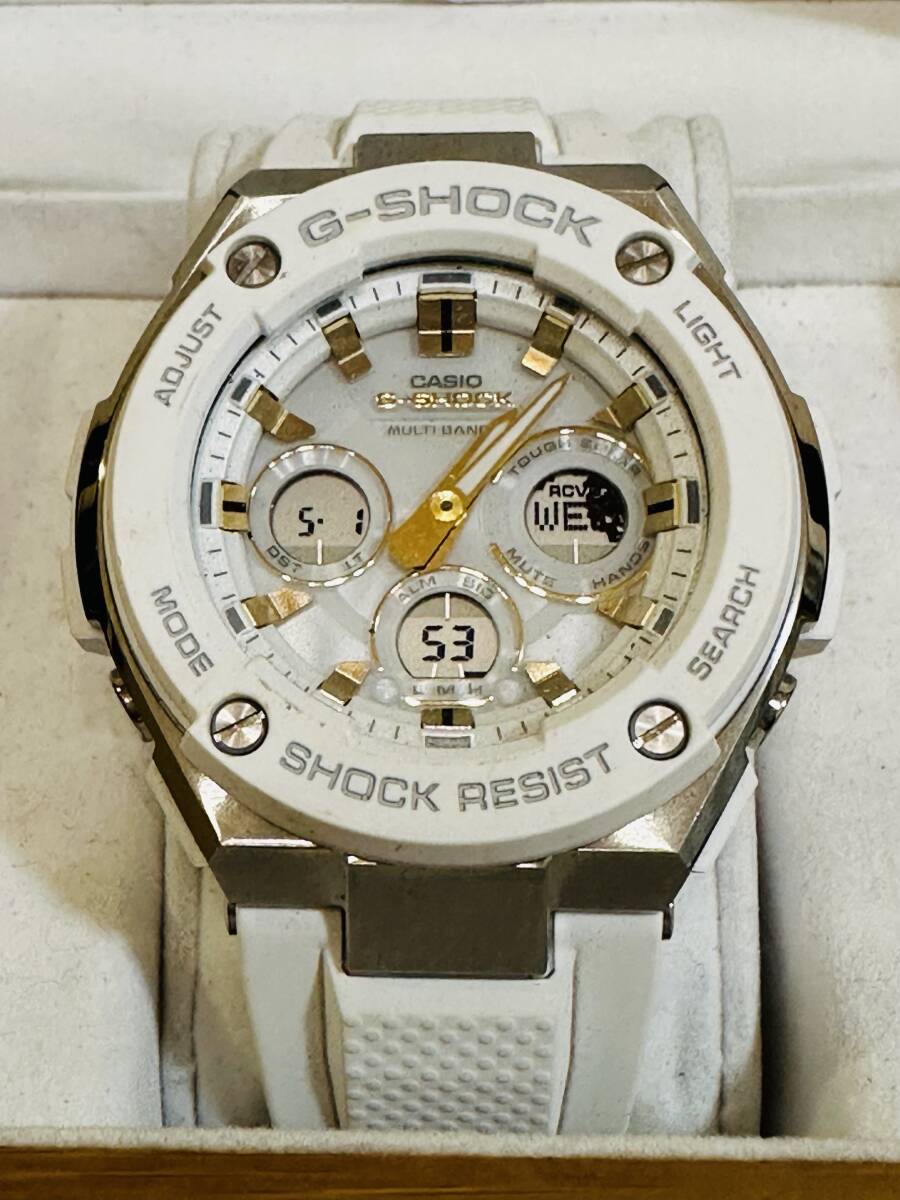 カシオG−SHOCK、GST−W300、アナデジ電波ソーラー腕時計、ホワイトの画像1